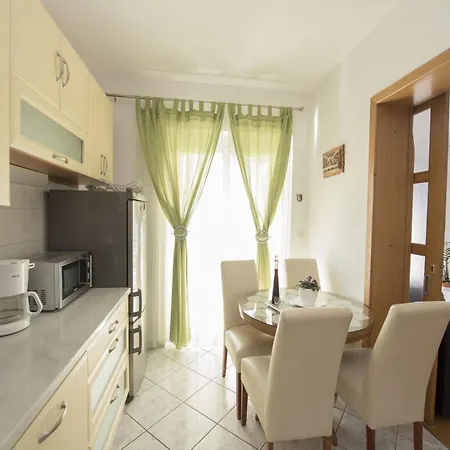 Apartment Apartments Robert *